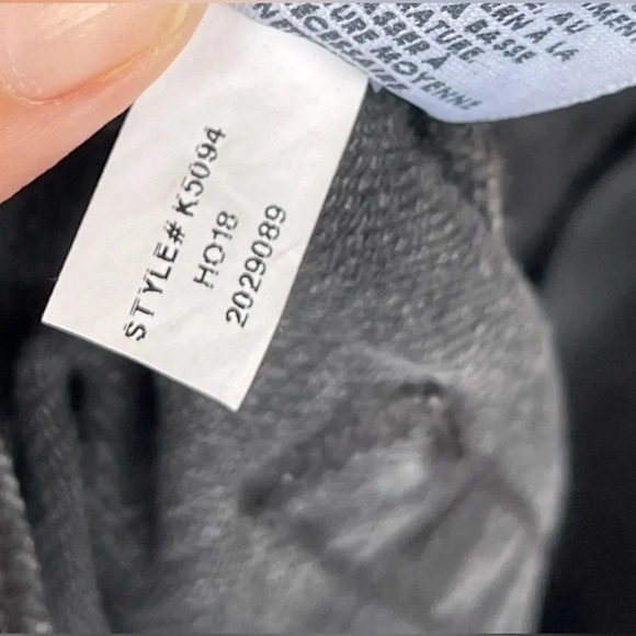 SOMETHING
NAVY Skinny Jeans with slit hem. Size 26 - Picture 7 of 13